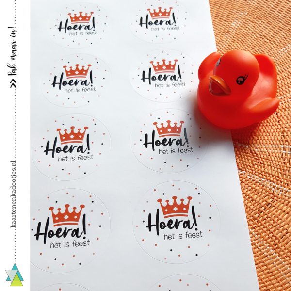 5 Stickers rond 51 mm hoera het is feest oranje kroon - Afbeelding 3