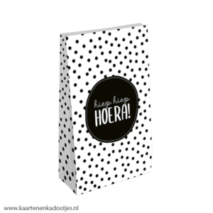Blokbodemzakje 18x30x8 cm hiep hiep hoera dots wit/zwart