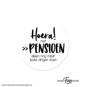 5 Stickers rond 51 mm hoera met pensioen wit/zwart