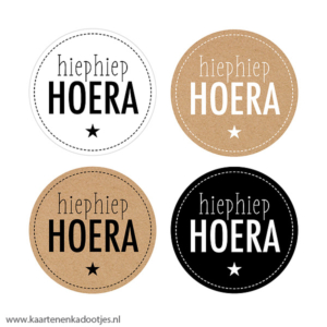 4 Stickers rond 35 mm hiep hiep hoera zwart/wit/kraft assorti