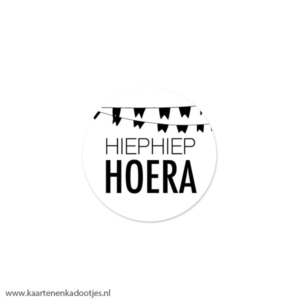 7 Stickers rond 35 mm hiep hiep hoera slingers wit/zwart